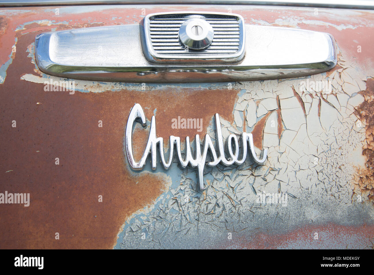 Chrysler emblema sulla vecchia auto a CTC Auto Ranch in Denton Texas Foto Stock