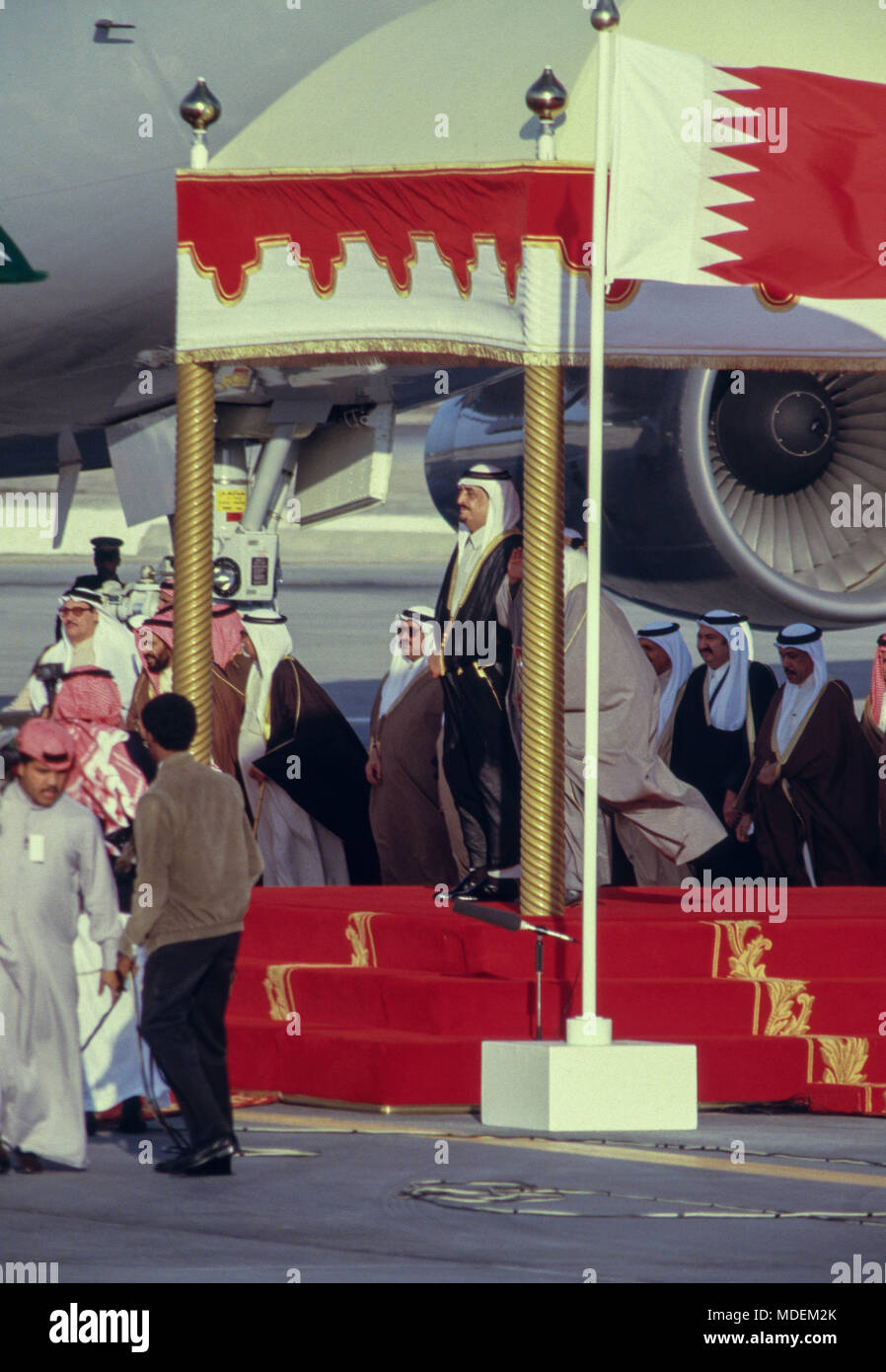 Manama, Bahrain - 26 novembre 1986 - Re Fahd bin Abdulaziz Al Saud arriva all'Aeroporto Internazionale di Bahrain, soddisfatte dalla Sua Altezza Reale Shaikh Isa Bin Salman Al Khalifa, dellâ emiro del Bahrein, per la cerimonia di apertura il $800 milioni di causeway collegando il Bahrein e Arabia Saudita, costruito dalla società olandese Ballast Nedam. Foto Stock