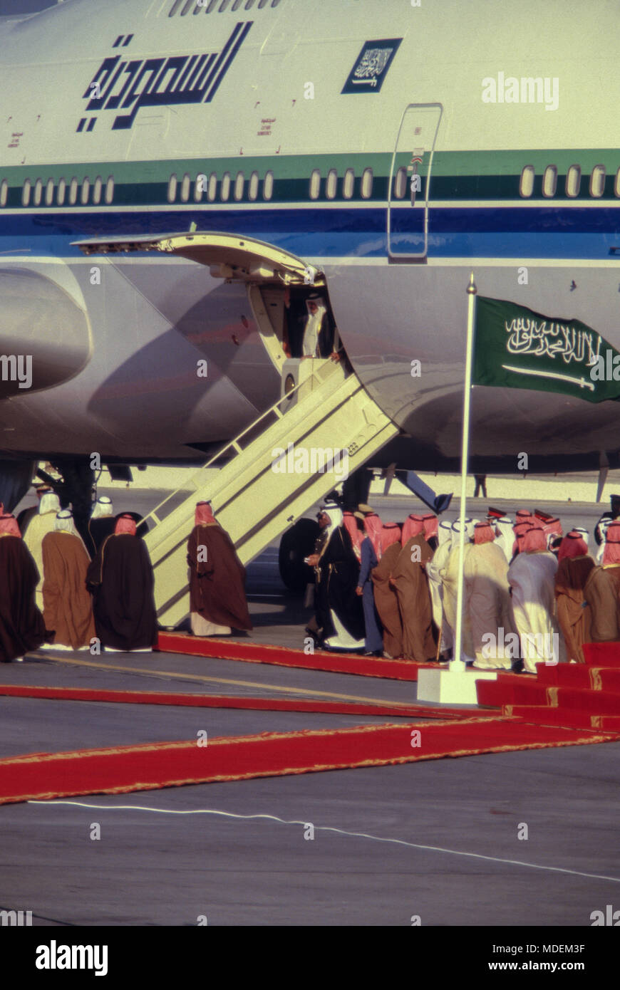 Manama, Bahrain - 26 novembre 1986 - Re Fahd bin Abdulaziz Al Saud arriva all'Aeroporto Internazionale di Bahrain, soddisfatte dalla Sua Altezza Reale Shaikh Isa Bin Salman Al Khalifa, dellâ emiro del Bahrein, per la cerimonia di apertura il $800 milioni di causeway collegando il Bahrein e Arabia Saudita, costruito dalla società olandese Ballast Nedam. Foto Stock