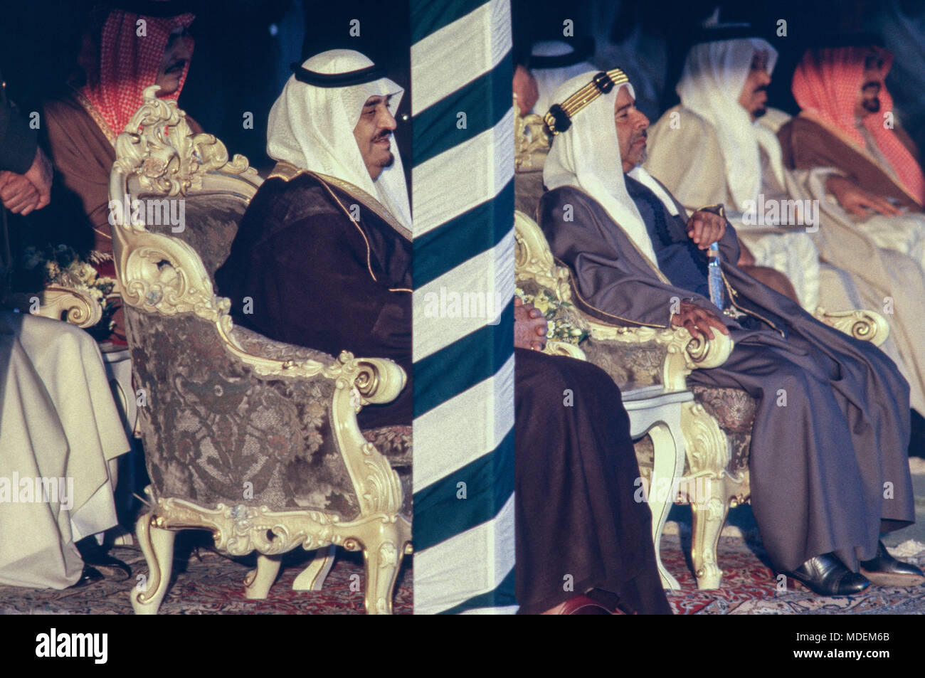Manama, Bahrain - 26 novembre 1986 - Re Fahd bin Abdulaziz Al Saud arriva all'Aeroporto Internazionale di Bahrain, soddisfatte dalla Sua Altezza Reale Shaikh Isa Bin Salman Al Khalifa, dellâ emiro del Bahrein, per la cerimonia di apertura il $800 milioni di causeway collegando il Bahrein e Arabia Saudita, costruito dalla società olandese Ballast Nedam. Foto Stock