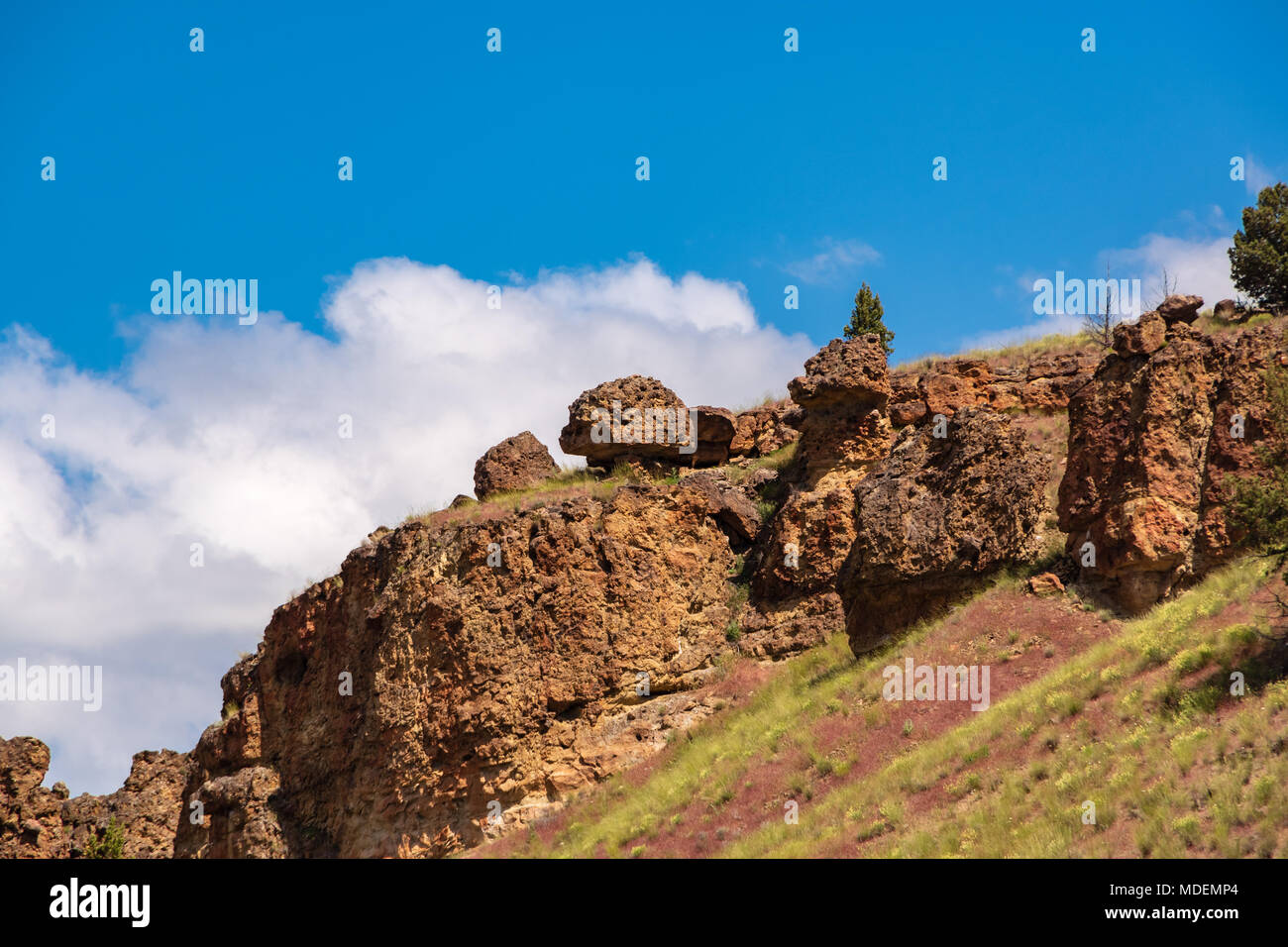 Maestose formazioni rocciose spinta dal suolo a John giorno Monumento Nazionale Clarno unità. 18 miglia ad ovest di fossili Oregon. Volconic lahar formato Foto Stock