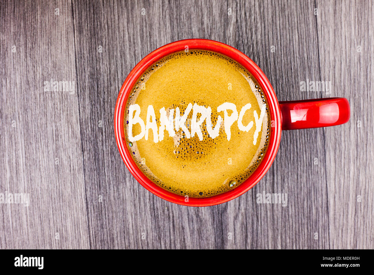 Conceptual la scrittura a mano che mostra fallimentare. Business photo testo azienda sotto la crisi finanziaria fallisce con una diminuzione delle vendite di caffè scritto in rosso Foto Stock