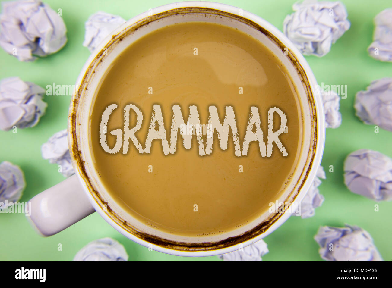 Testo della scrittura grammatica. Concetto di sistema di significato e la struttura di una lingua corretta scrittura corretta regole scritte tè in tazza bianca entro accartocciata Pap Foto Stock