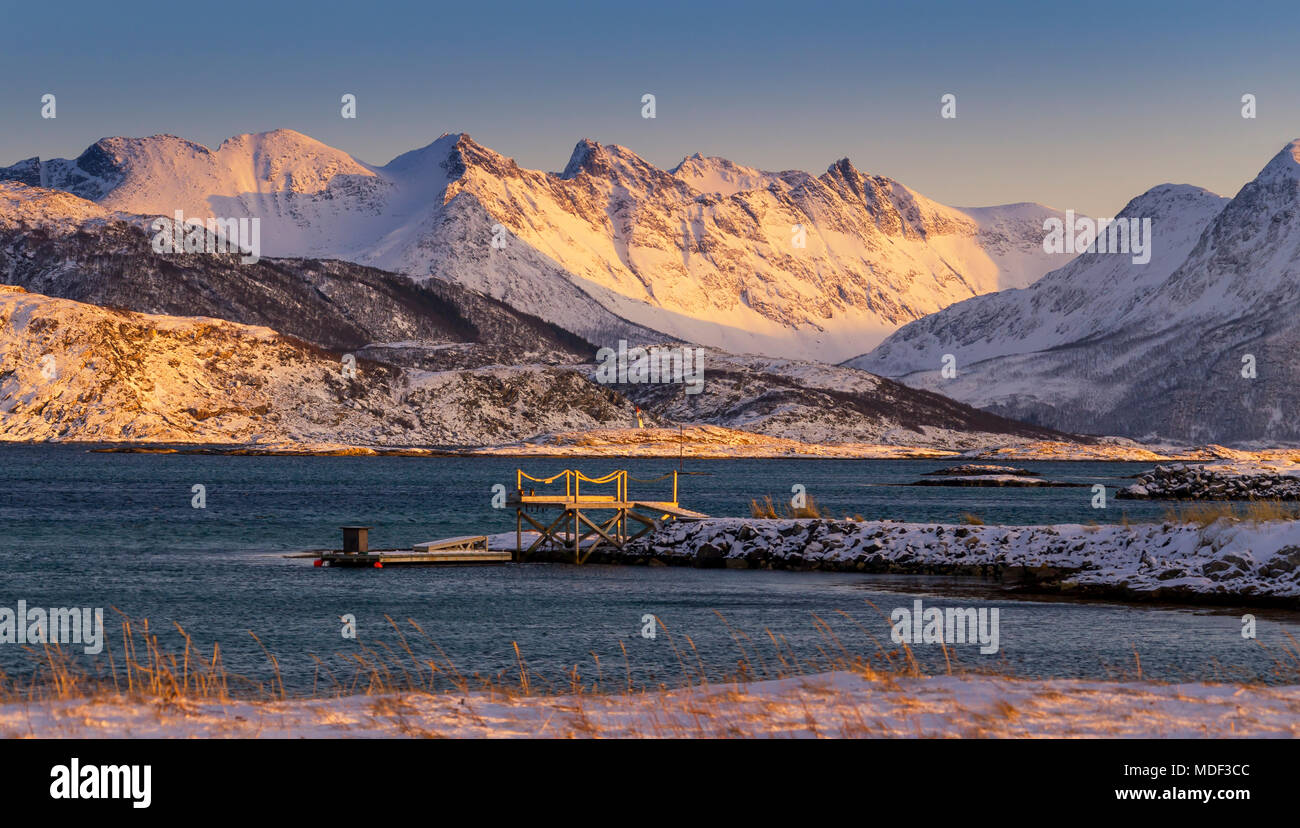 Un pontile sulla riva dell'isola di Sommarøy, Norvegia del nord in inverno Foto Stock