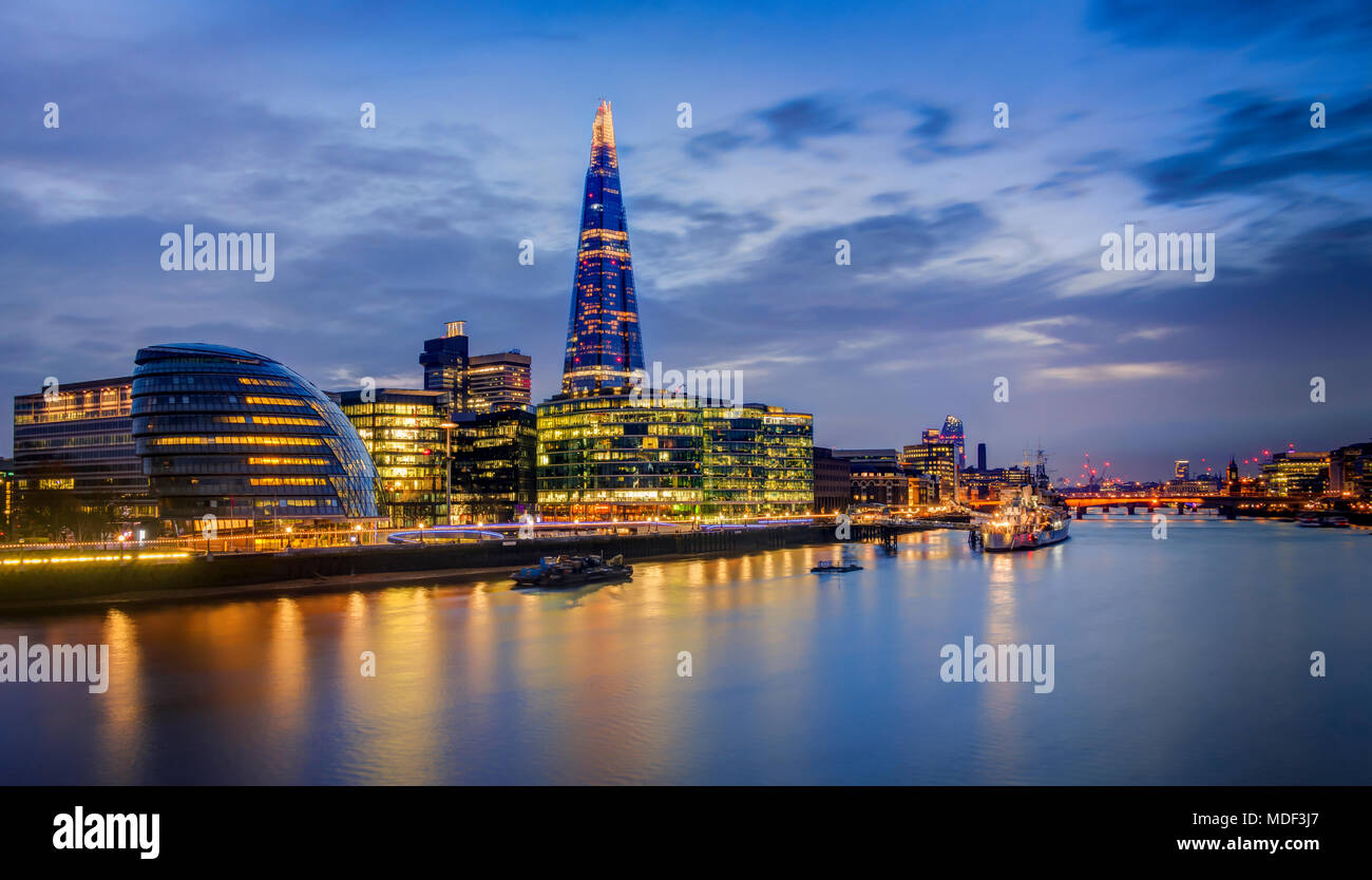 Una vista di Londra sul Tamigi verso la shard e il Municipio di Londra. Foto Stock