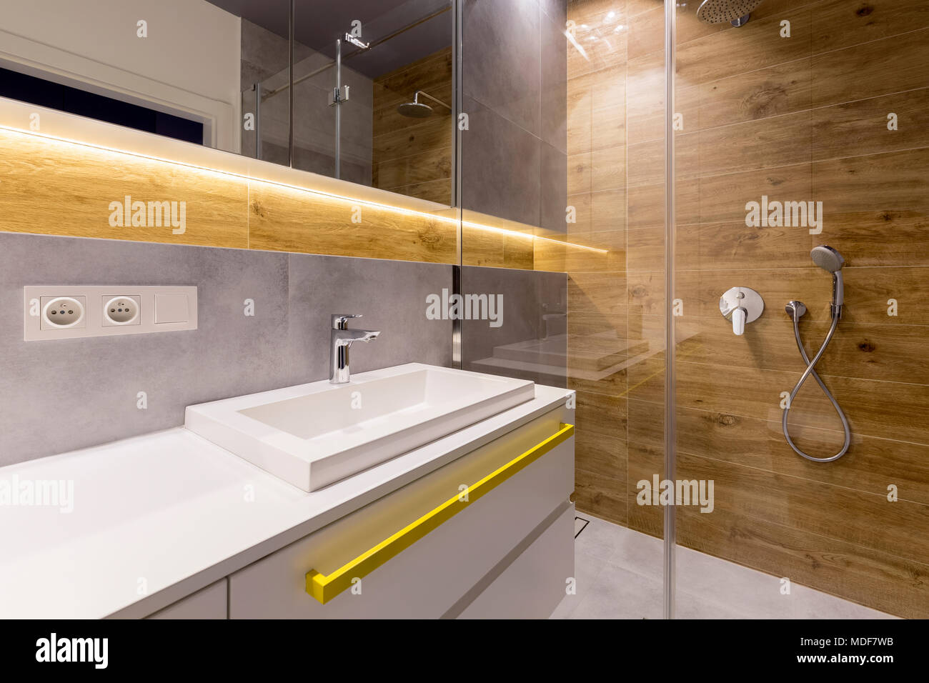 Interno di legno e bagno in marmo con box doccia in vetro porta ... Box doccia in legno