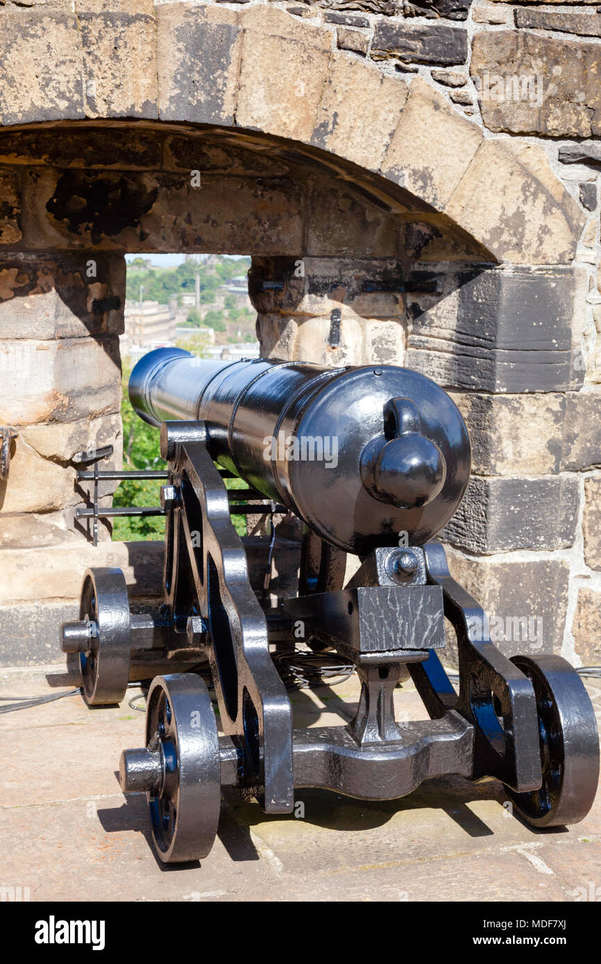 Rinnovato muso a cannone di carico presso il Castello di Edinburgo e la parete Foto Stock