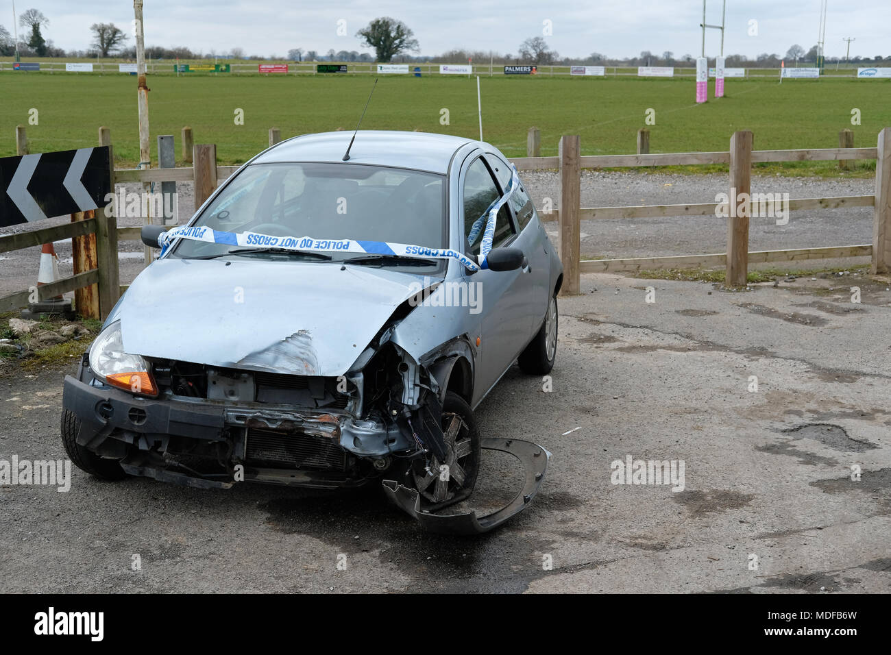 La vettura danneggiata dopo un incidente. Foto Stock