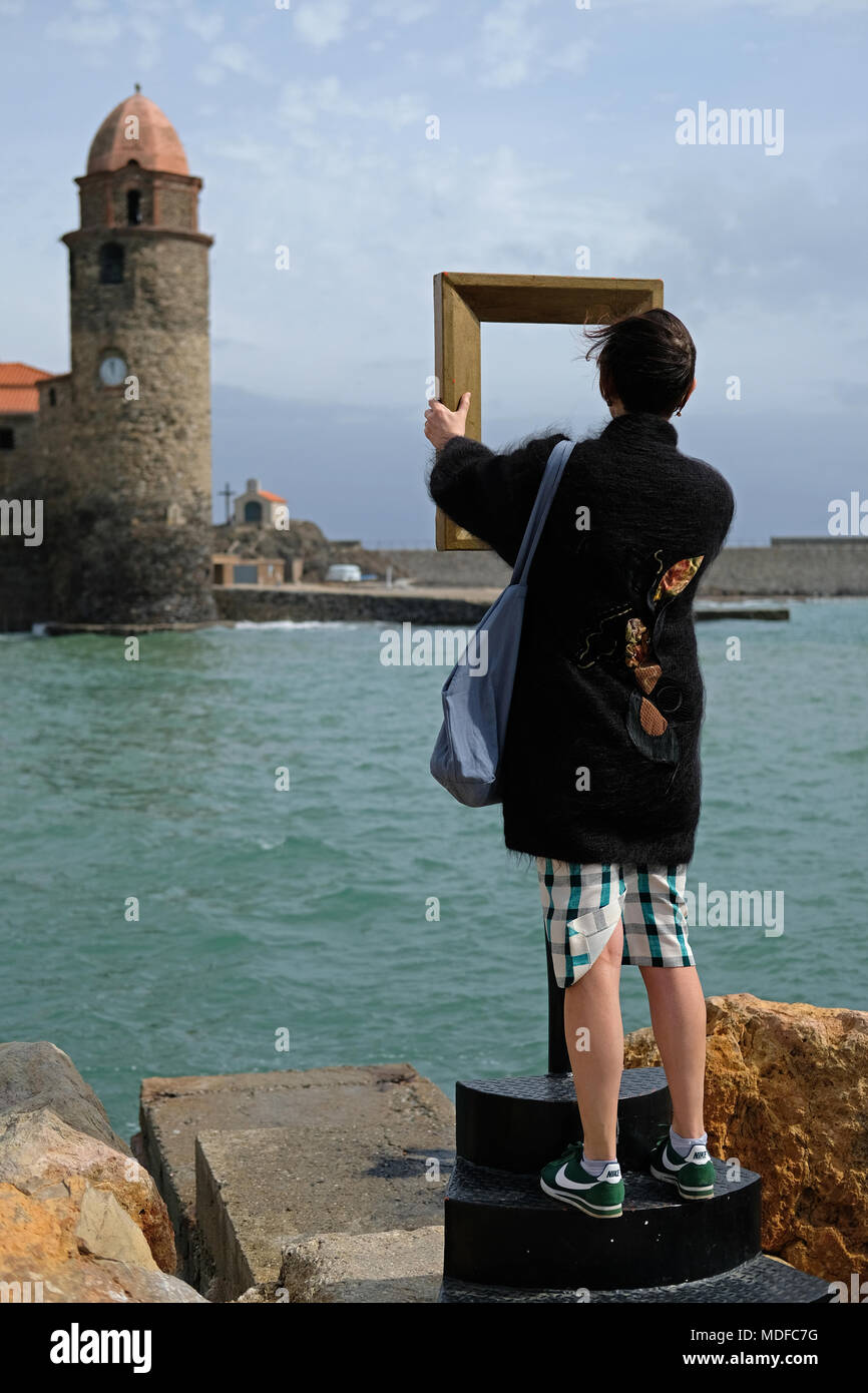 I turisti guardare attraverso i telai disposti nella città di Collioure,Francia, artista di Figueres. Foto Stock