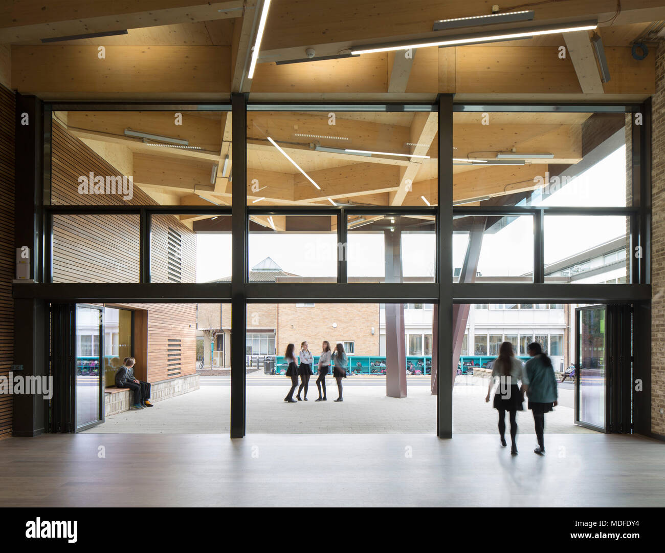 Vista dall'interno edificio guardando fuori per la tettoia. Stephen Perse Foundation di apprendimento e sport Edificio, Cambridge, Regno Unito. Architetto: Ciad Foto Stock