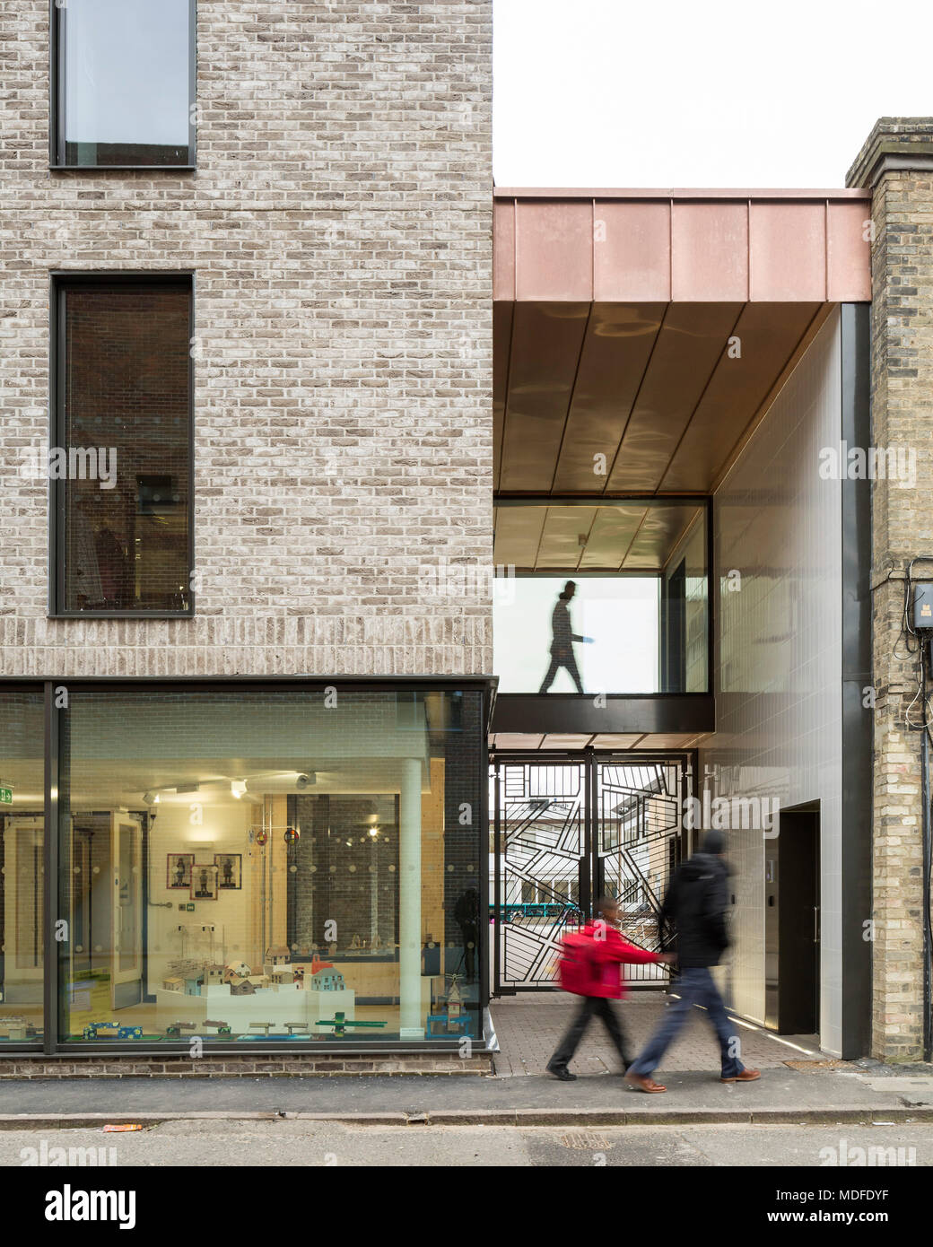 Vista del nuovo ingresso. Stephen Perse Foundation di apprendimento e sport Edificio, Cambridge, Regno Unito. Architetto: Chadwick essiccatore architetti Clarke, 2 Foto Stock