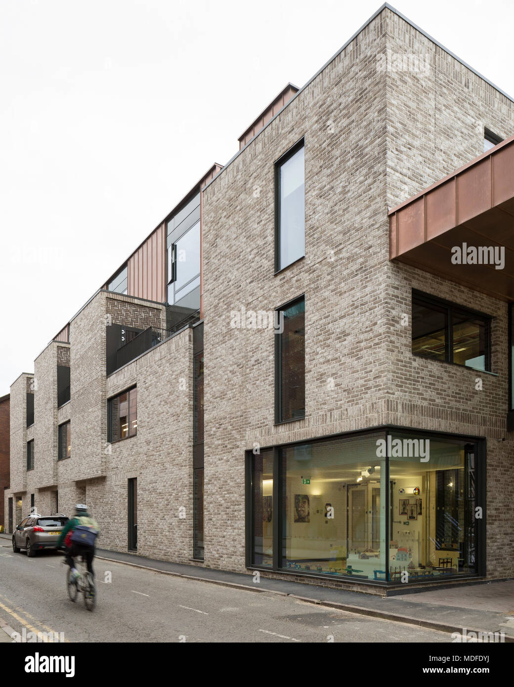 Vista esterna della facciata nord. Stephen Perse Foundation di apprendimento e sport Edificio, Cambridge, Regno Unito. Architetto: Chadwick essiccatore Clarke Arch Foto Stock