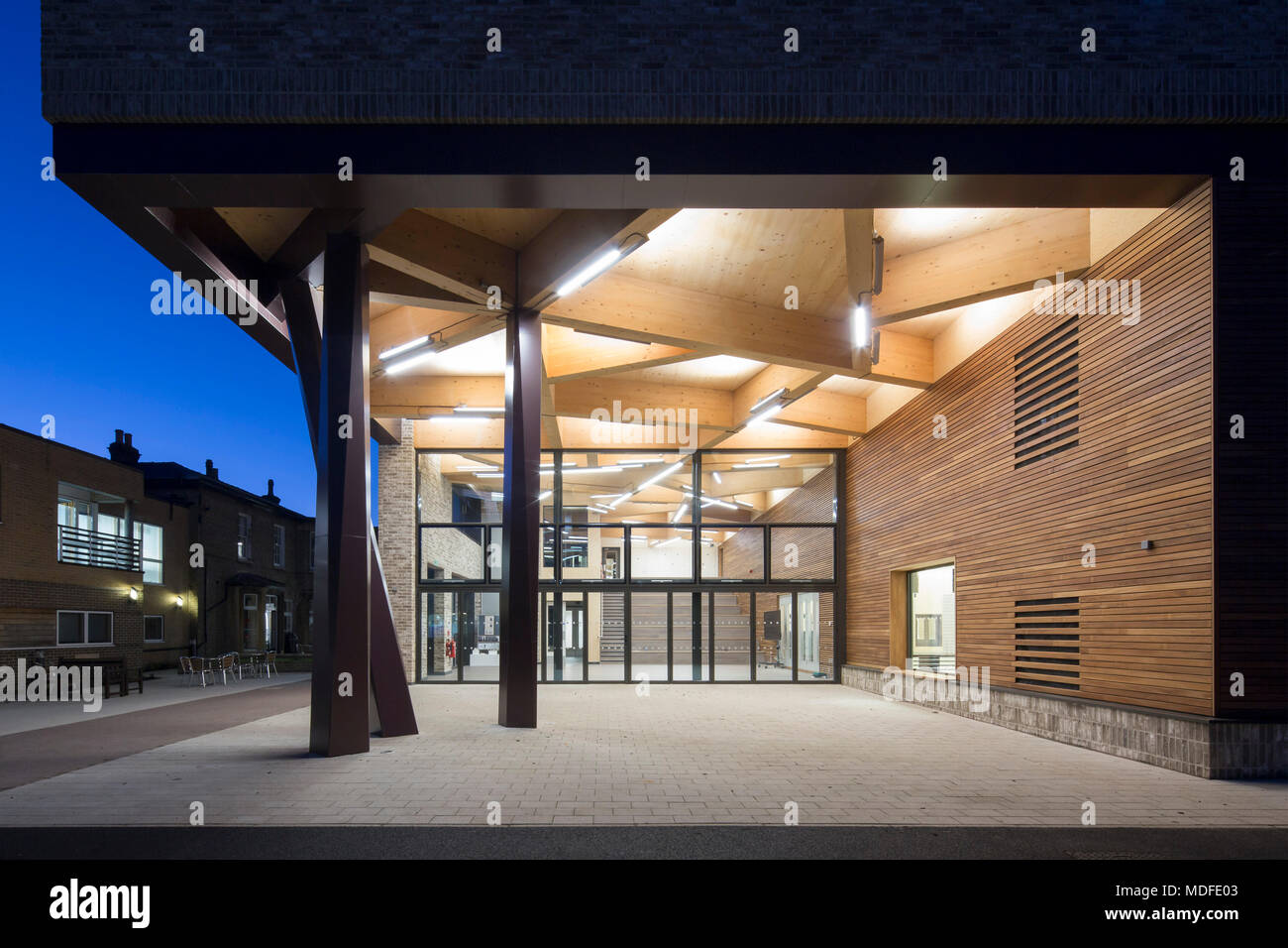 Vista esterna del tettuccio al crepuscolo. Stephen Perse Foundation di apprendimento e sport Edificio, Cambridge, Regno Unito. Architetto: Chadwick essiccatore Clarke Ar Foto Stock