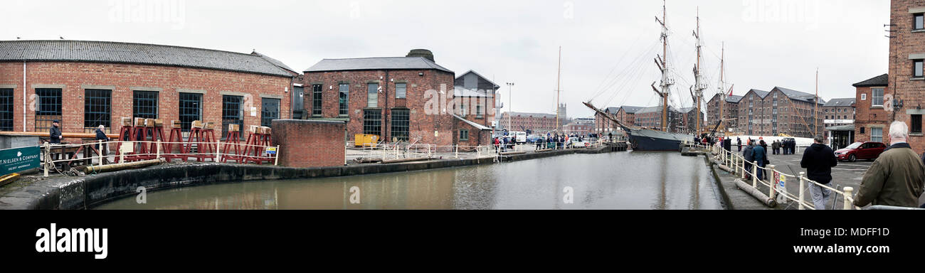 Historic tall ship entrando in bacino di carenaggio per la manutenzione gloucester docks Inghilterra Foto Stock