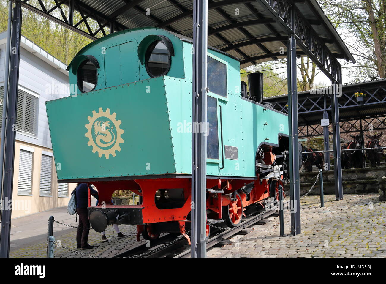 Un vecchio cog railway motore a vapore sul display in corrispondenza della stazione di base dell'Drachenfelsbahn, Koenigswinter, Germania Foto Stock Un vecchio cog railway motore a vapore sul display in corrispondenza della stazione di base dell'Drachenfelsbahn, Koenigswinter, Germania Foto Stock