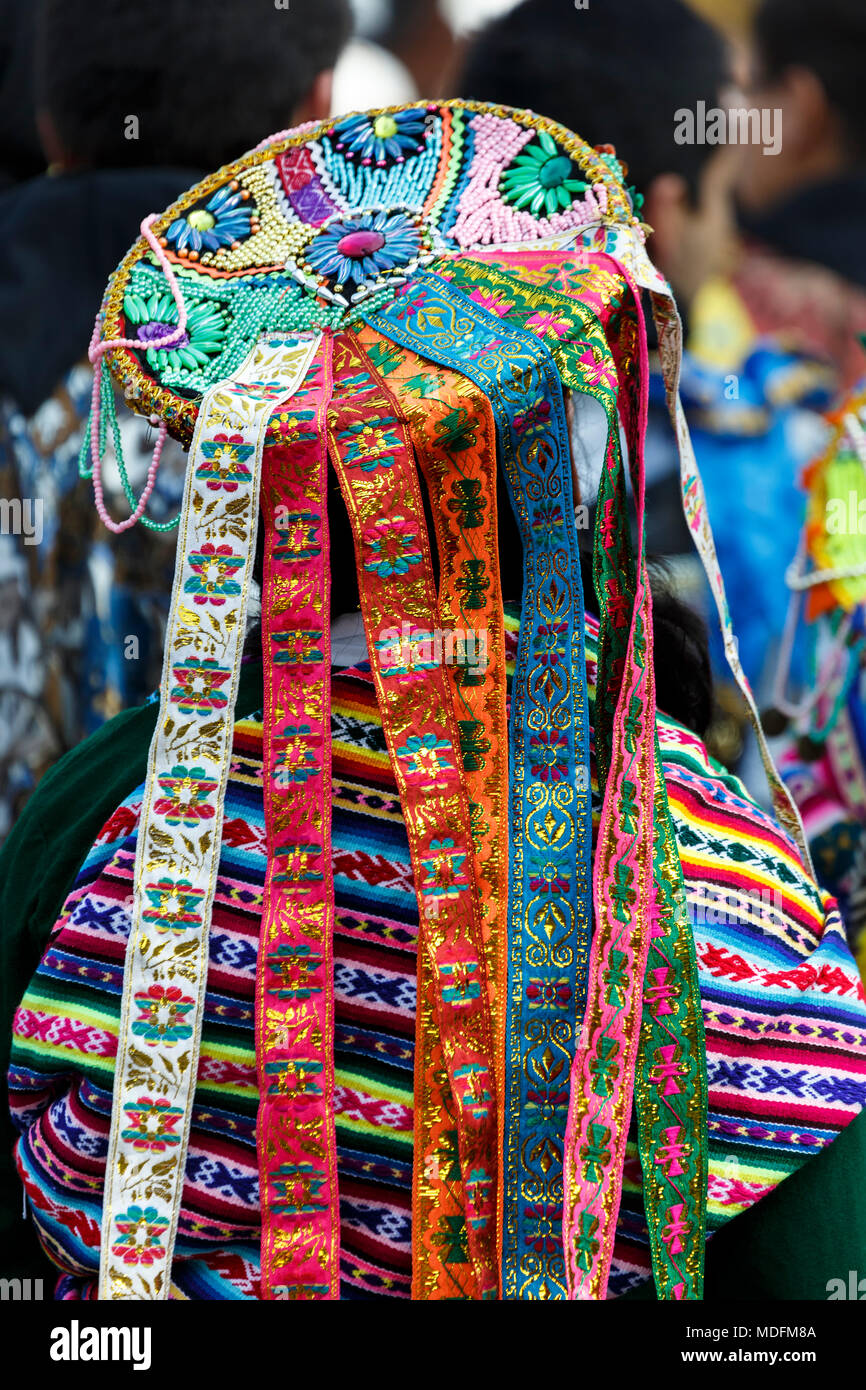 Donna in costume celebrare la festa della Virgen del Carmen de Paucartambo (Cusco Provincia), vicino a Plaza de Armas, Lima, Peru Foto Stock