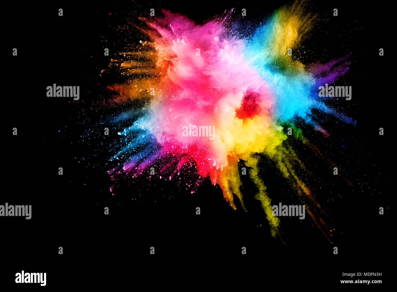 Multi colore esplosione di polvere isolata su sfondo nero. La polvere colorata splash cloud su sfondo nero. Ha lanciato le particelle colorate sullo sfondo. Foto Stock