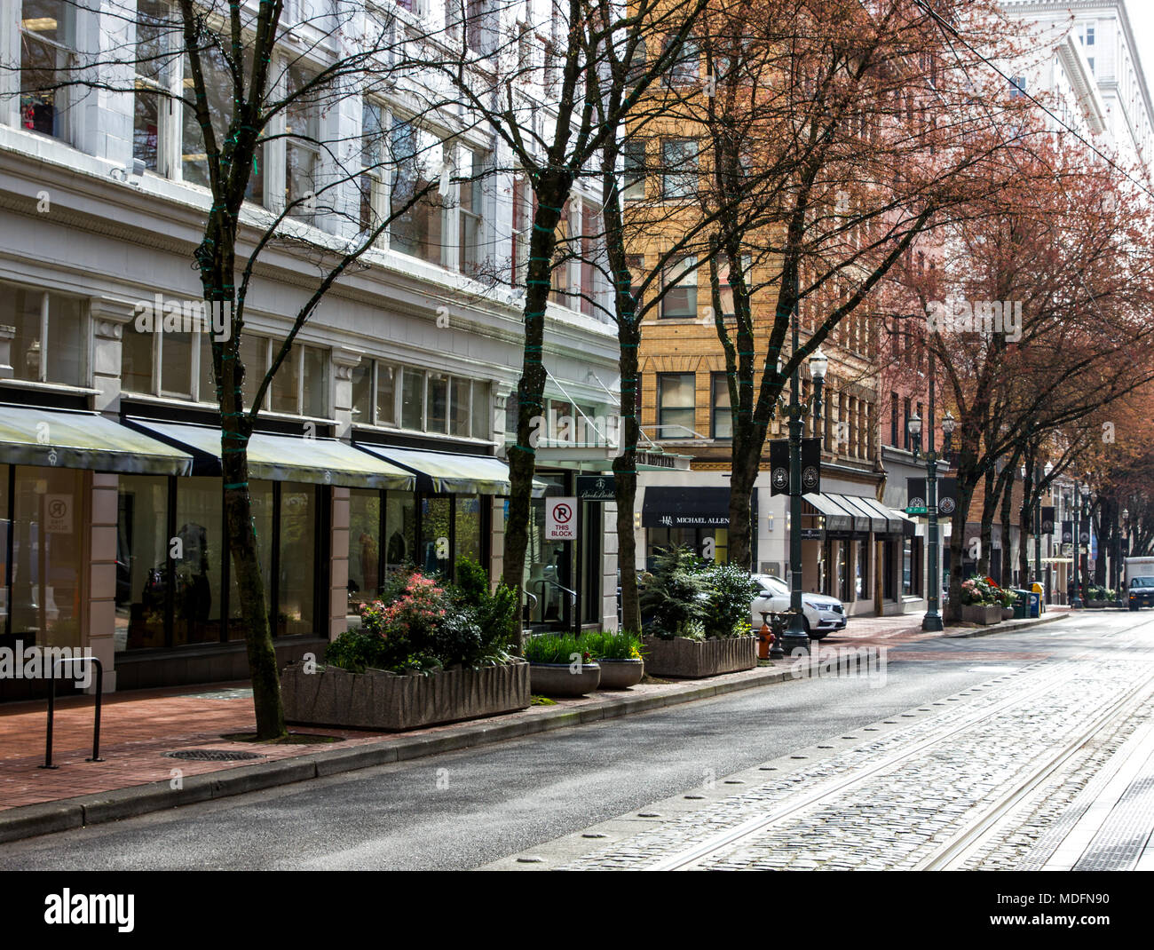 Ufficio vendite al dettaglio e spazi nel centro di Portland in primavera Foto Stock