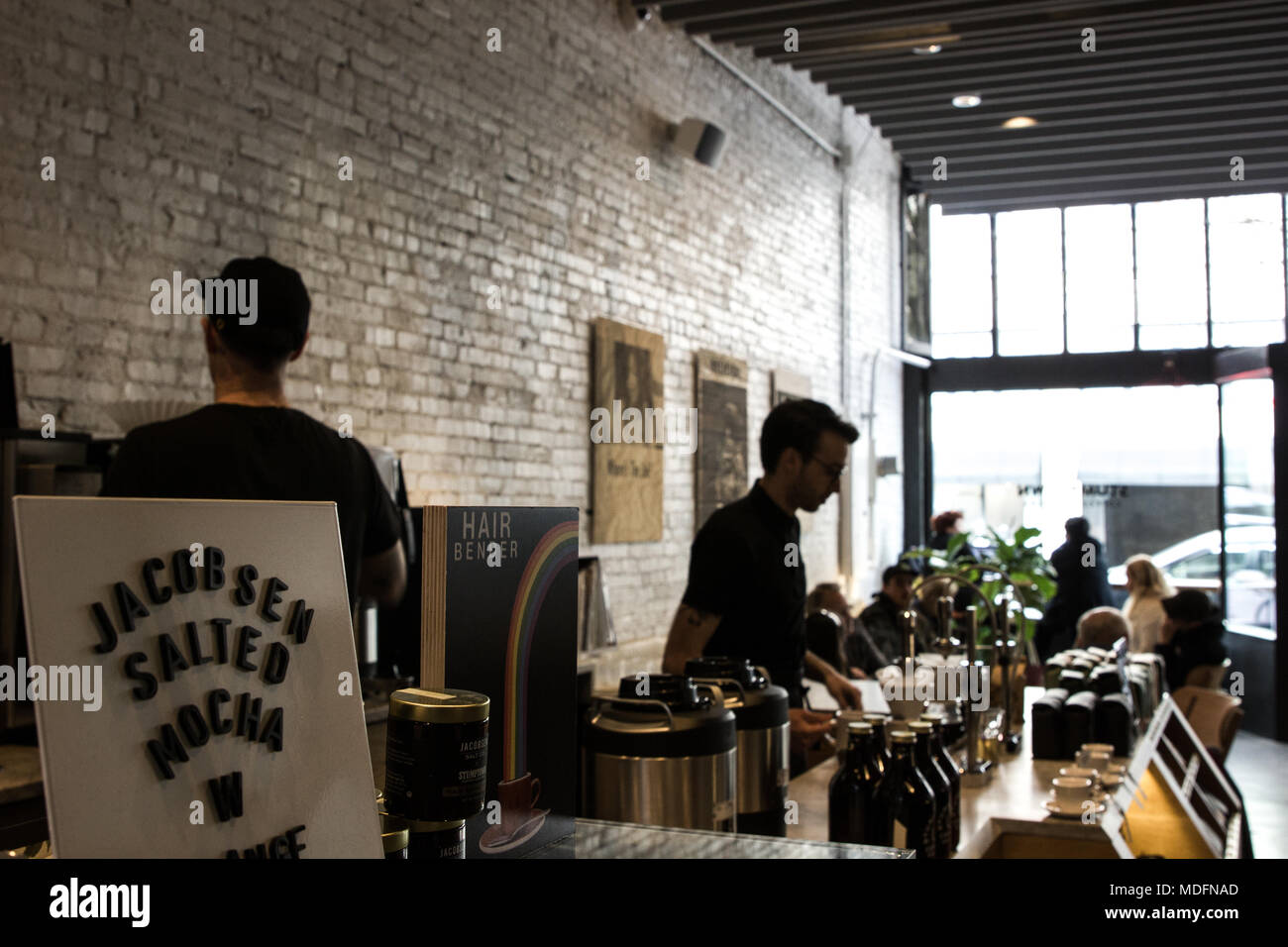 Barista's preparare drinks espresso in Stumptown caffè nel centro di Portland, Oregon Foto Stock