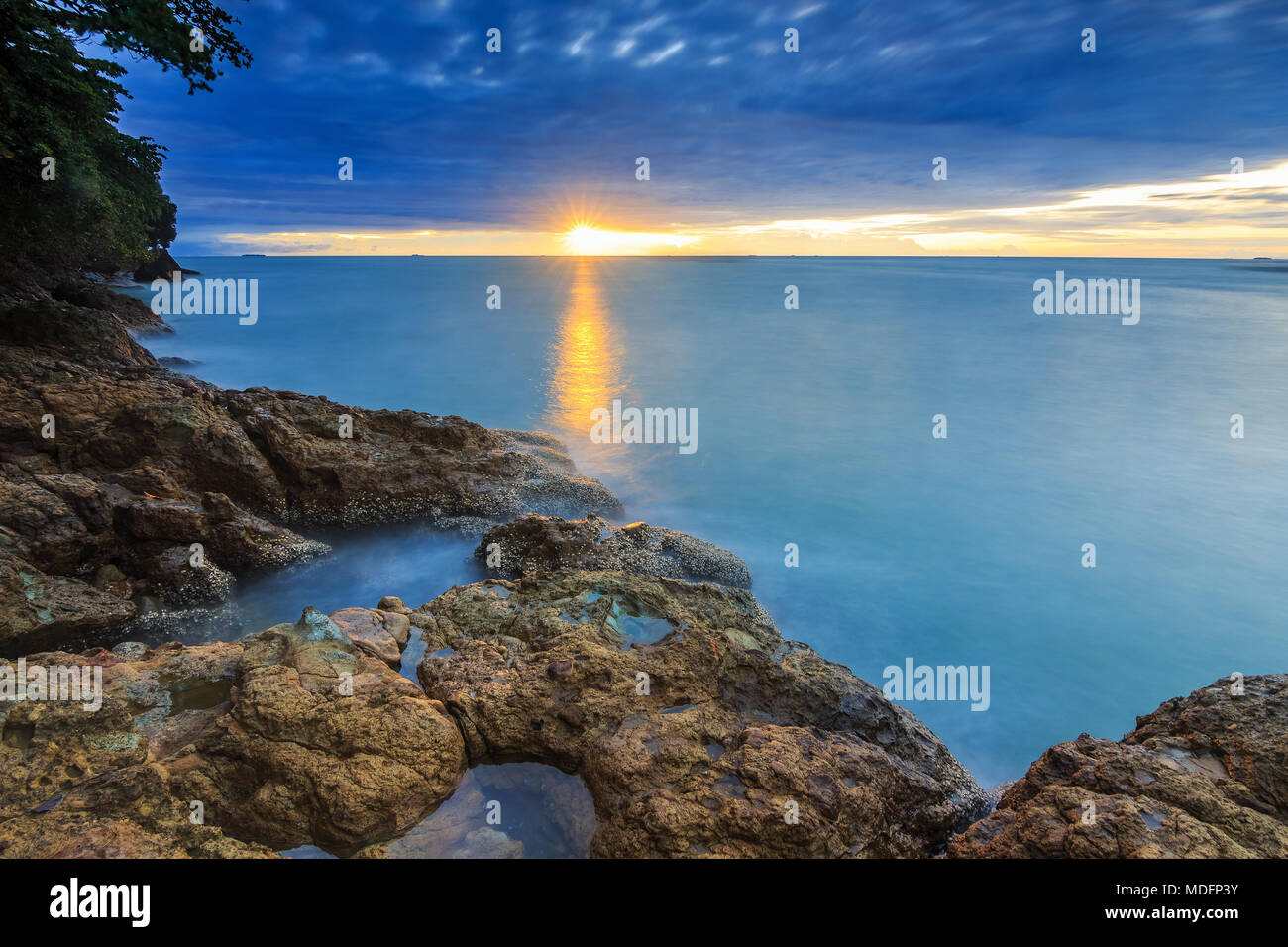 Padang Beach al tramonto, Sumatra occidentale, Indonesia Foto Stock