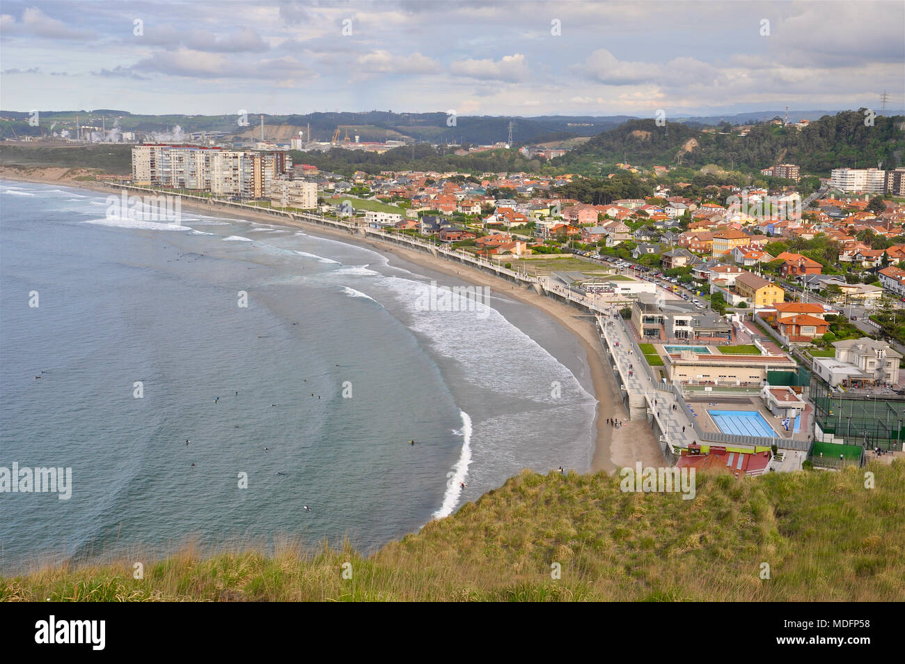 Panoramica vista aerea di Playa de Salinas beach con Real Club Naútico, lungomare e chalets (Salinas, Castrillón, nelle Asturie (Spagna) Foto Stock