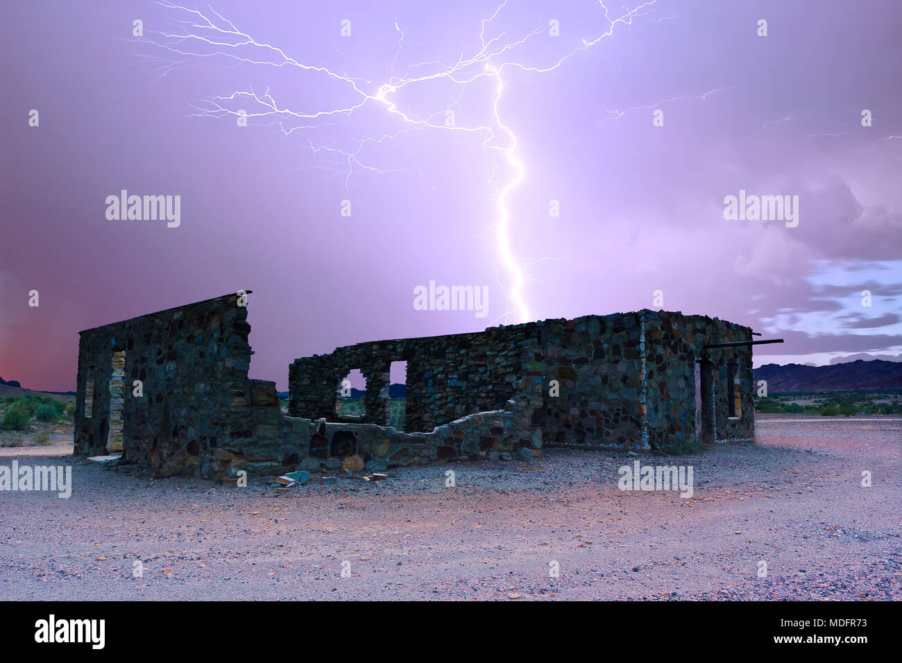 Fulmini su una cabina abbandonata, Quartzsite, Arizona, Stati Uniti Foto Stock