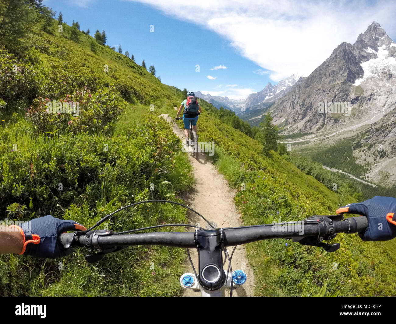 Due persone in mountain bike nelle Dolomiti, Val d'Aosta,Cormayeur,Italia Foto Stock