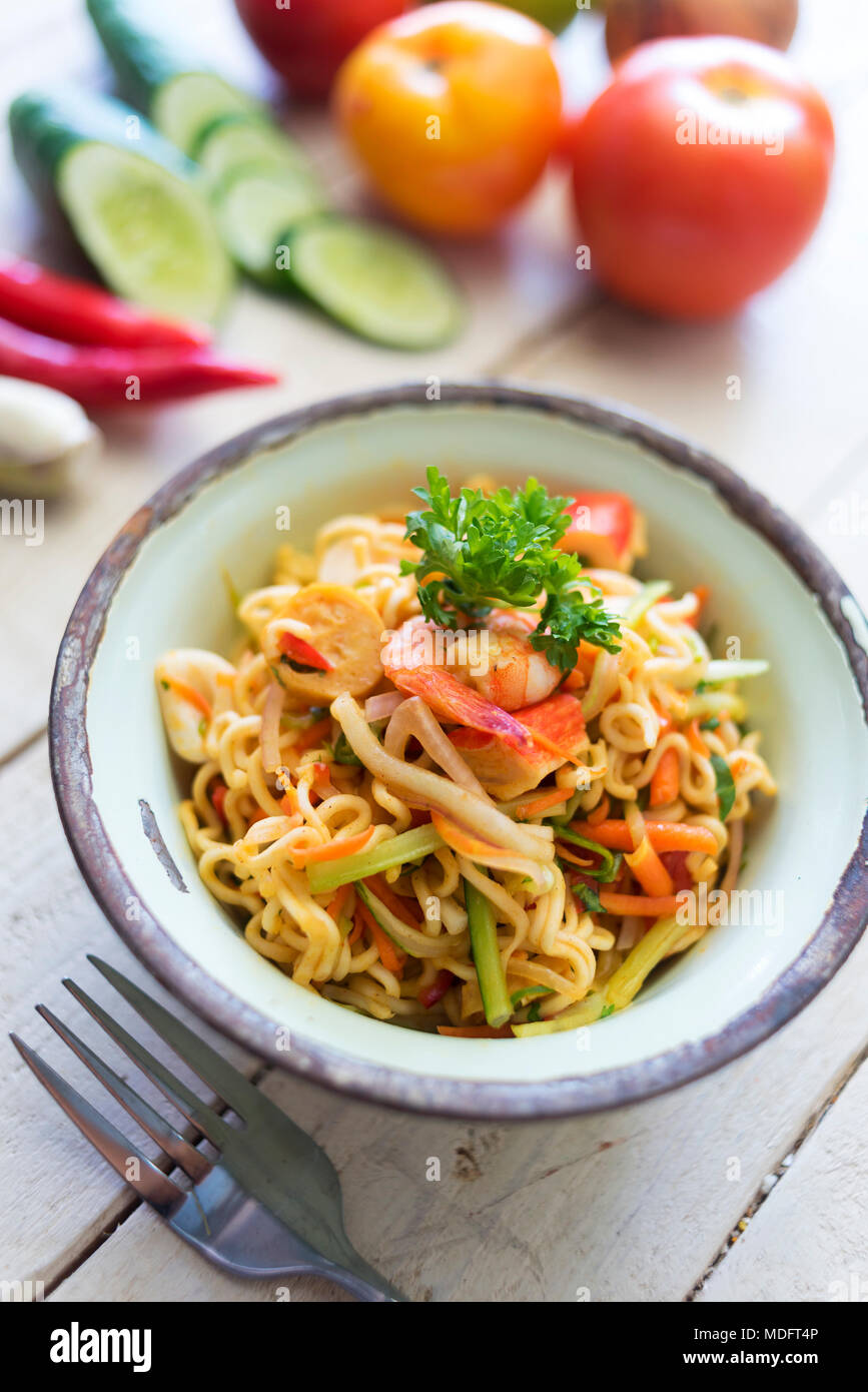 Stile malese maggi goreng tagliatelle con gamberi Foto Stock