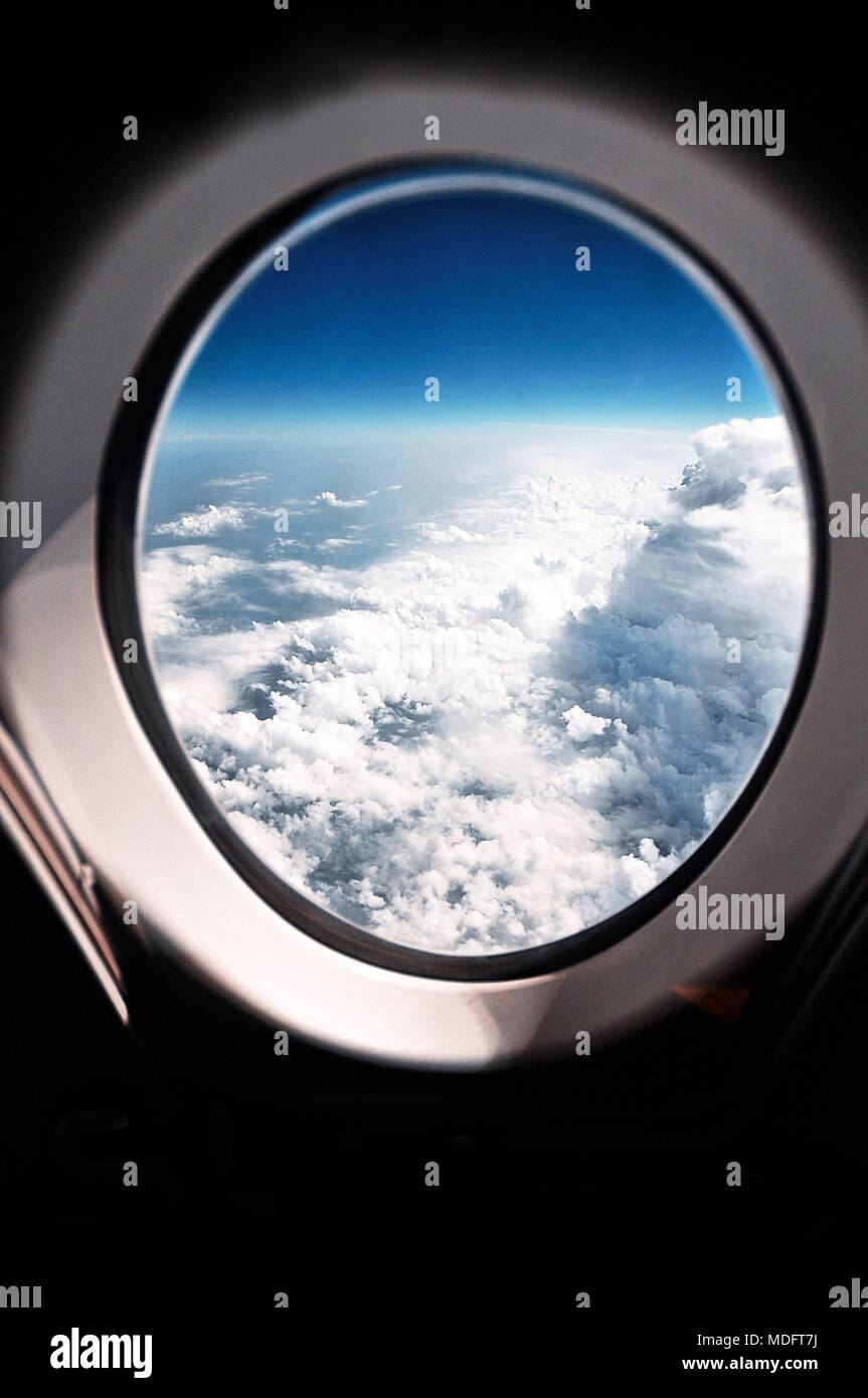 Vista attraverso una finestra di aeroplano Foto Stock