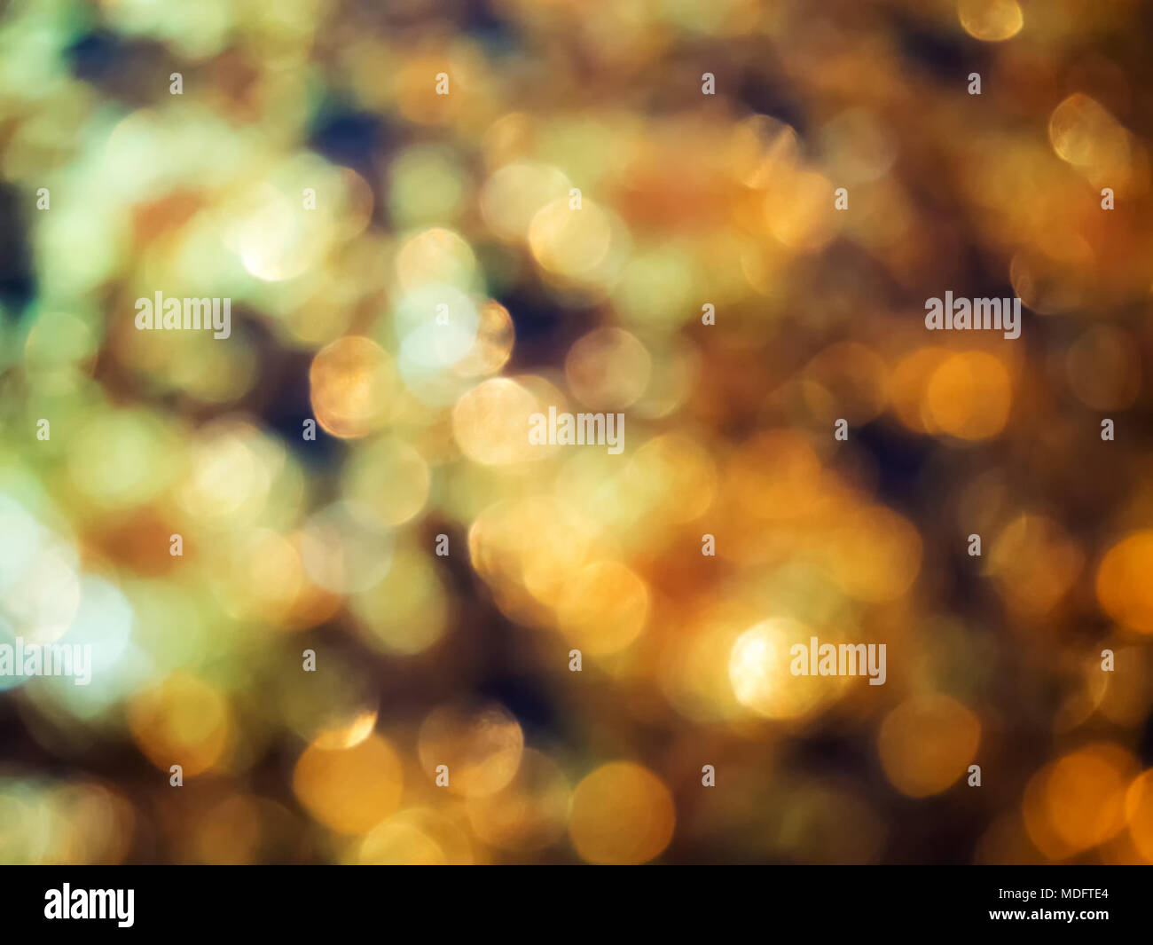Abstract golden bokeh luce su sfondo nero Foto Stock