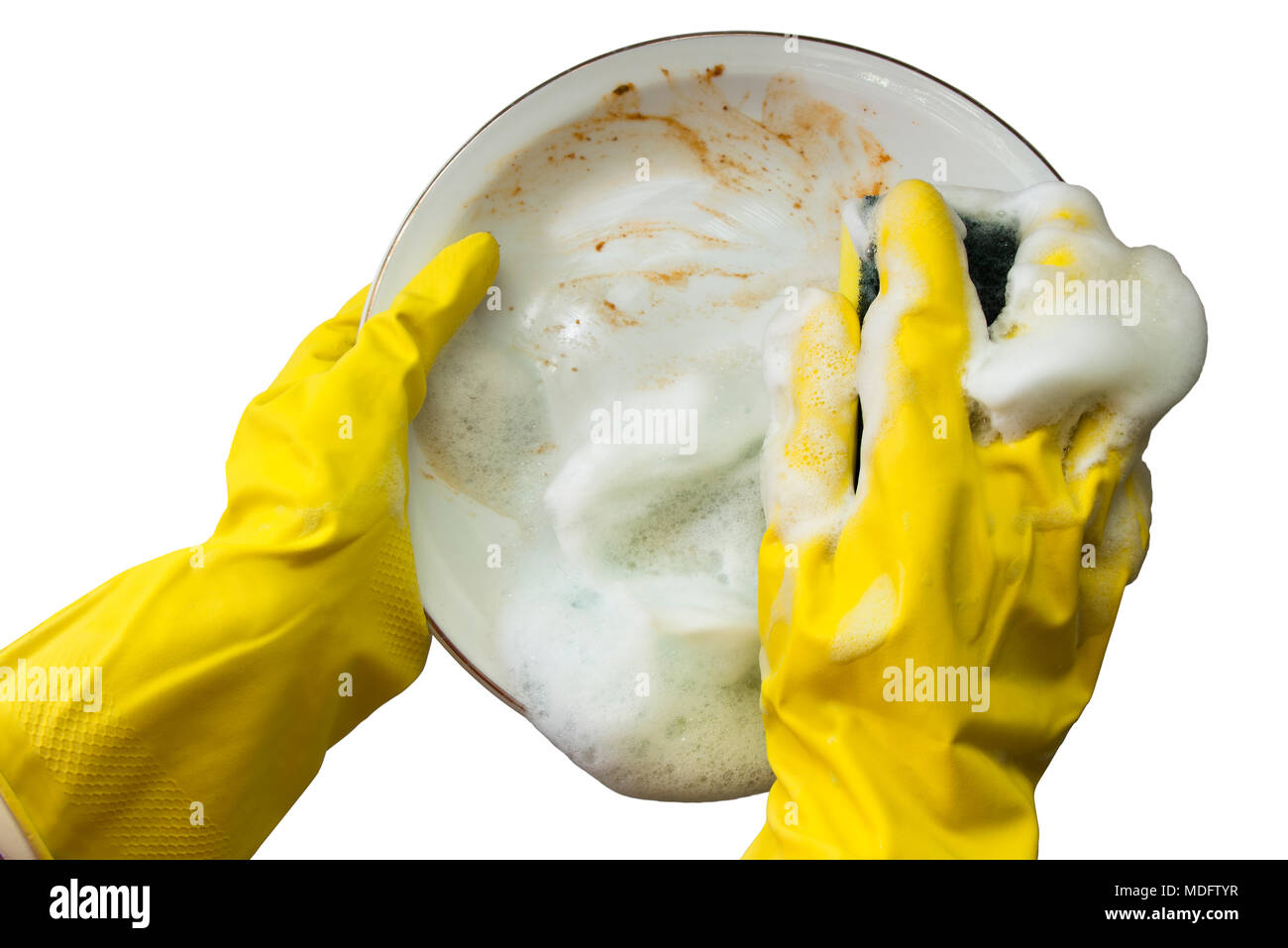 Una coppia di mani con guanti gialli di lavaggio di un piatto sporco Foto Stock