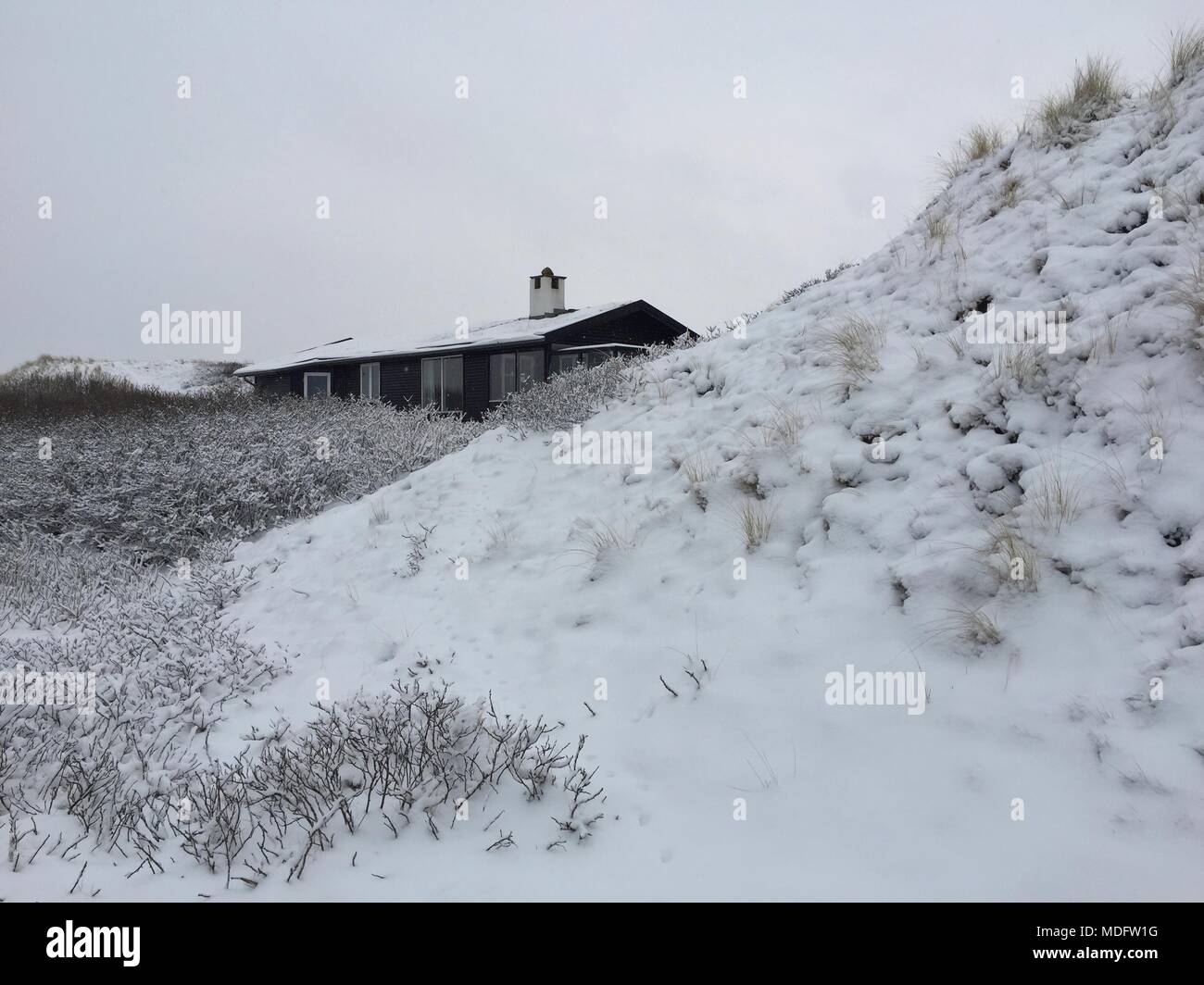 Summerhouse nella neve, Fanoe, Jutland, Danimarca Foto Stock