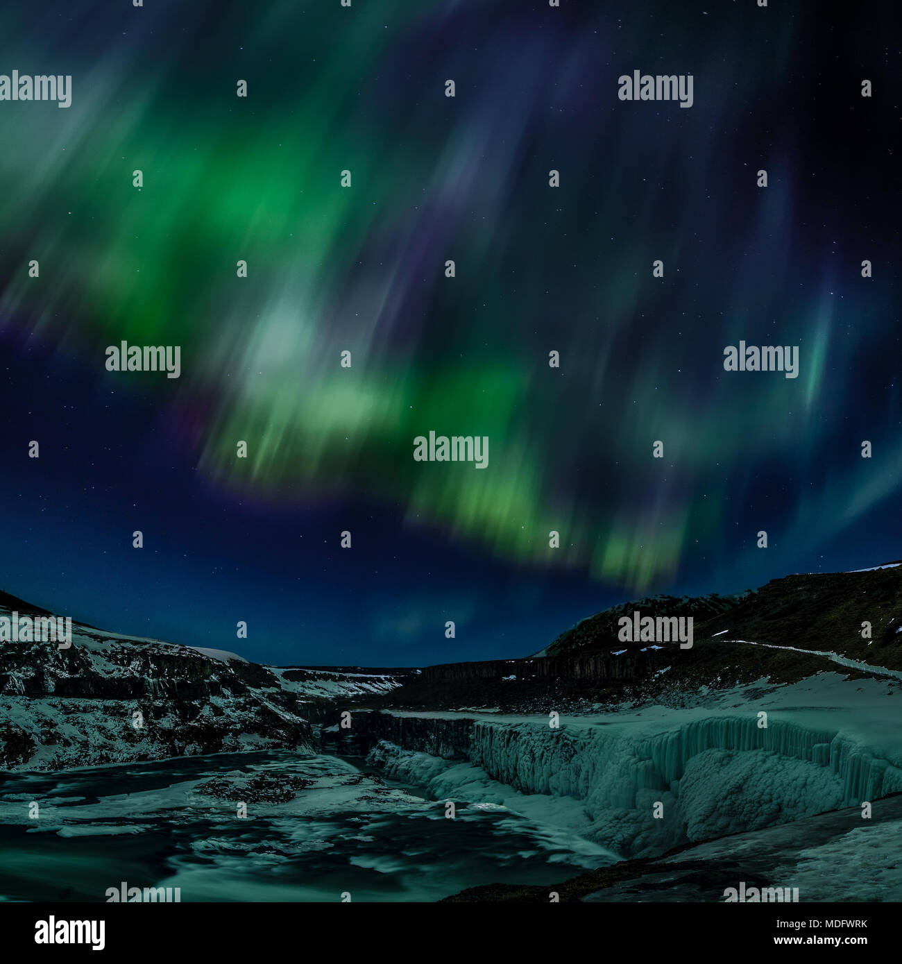 Aurora boreale sulle montagne, Islanda Foto Stock