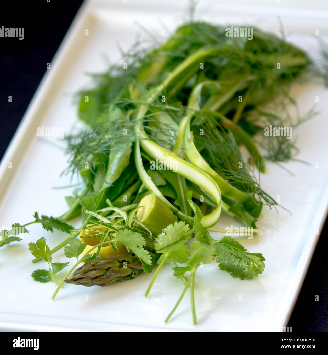 Asparagi e insalata di erbe Foto Stock