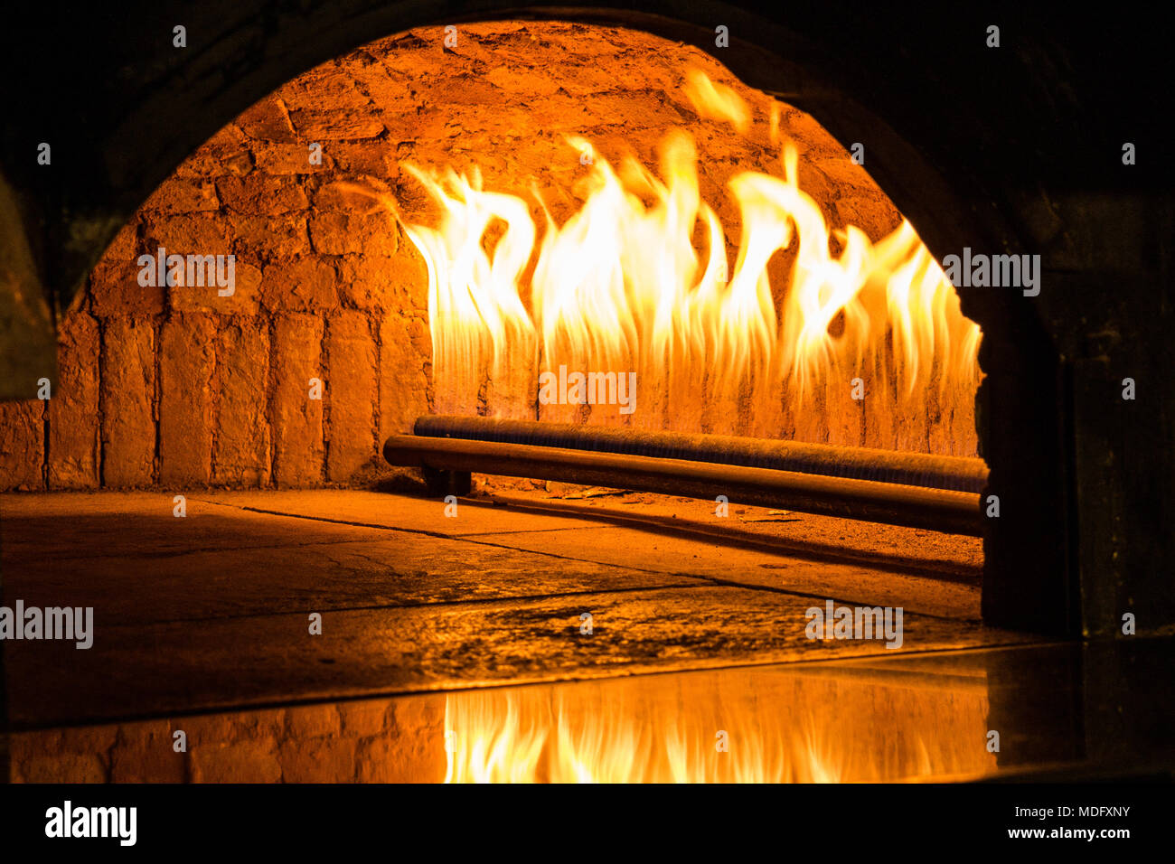 Fiamme nel forno che funziona con il gas naturale. Foto Stock