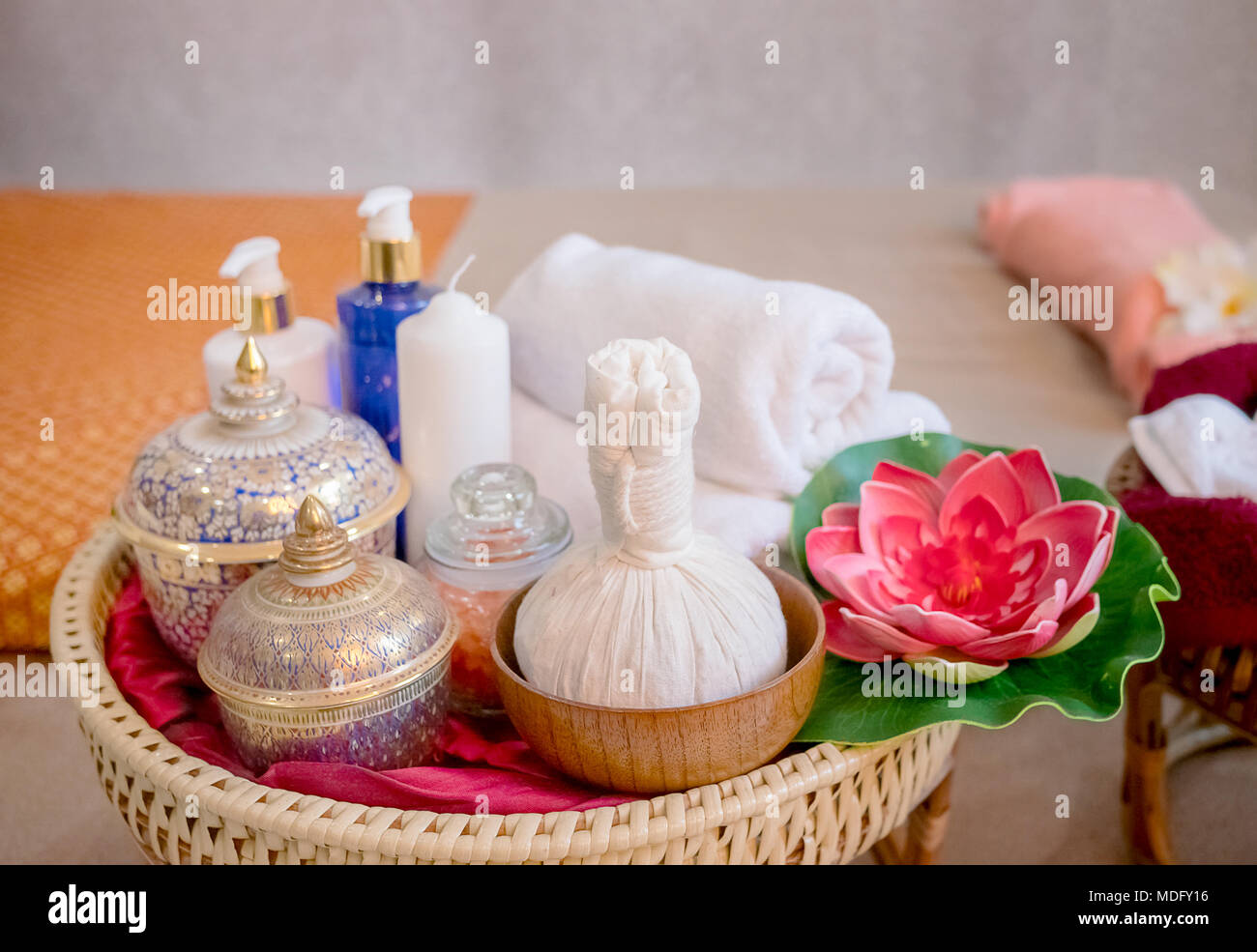 Thai Spa massaggi impostazione con spa olio essenziale,tailandese alle erbe ball,sale marino Foto Stock