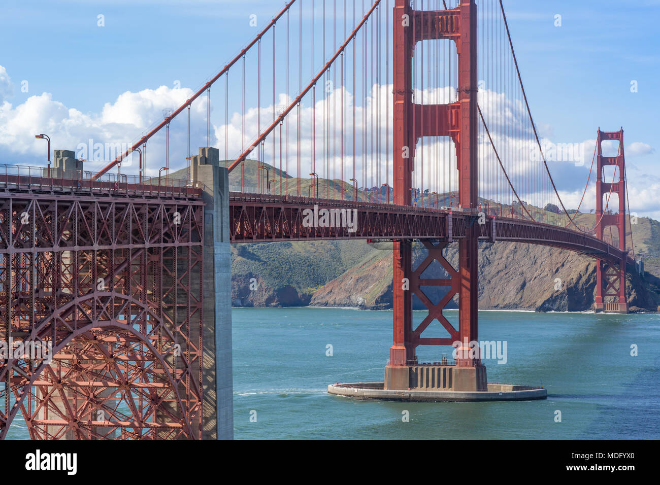 Vista del Golden Gate Bridge da sopra Fort Point guardando verso Marin Headlands. Foto Stock