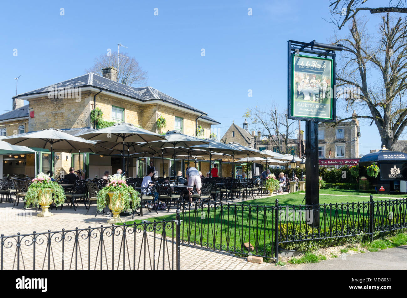 De La Haye's Cafe e la sala da tè nel famoso villaggio Costwold di Bourton-on-the-acqua, Gloucestershire in sole primaverile Foto Stock