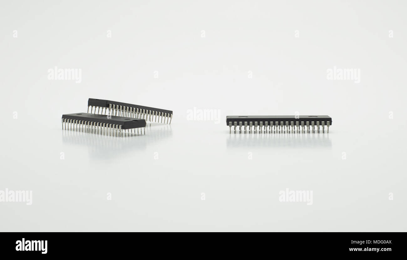 Chip di computer DIP a 40 pin isolato su sfondo bianco. Quattro pezzi in una fila. Tre pezzi Foto Stock