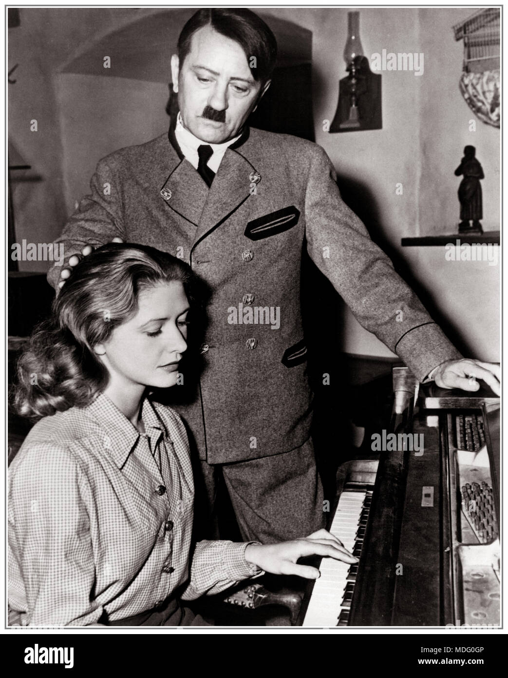 'Vintage Film still per 'l'Hitler pista' un 1944 American pseudo-film documentario diretto da John Farrow, che ripercorre il luogo politico di Adolf Hitler. Descritta come una ' documentario-propaganda film dal suo studio, Paramount Pictures, il dramma storico si basa sul fatto documentato e segna il primo serio sforzo di ritrarre Hitler in pellicola. Adolf Hitler è interpretato da Robert Watson, Poldi Dur come Geli Raubal Marzo 1944 Foto Stock