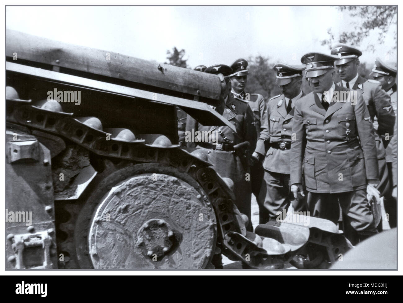 WW2 Adolf Hitler e Himmler e Wolff guardando distrutto il francese Char B1 serbatoio, 1940 foto durante una visita a occupare le truppe tedesche in Francia dopo la loro campagna di successo nel 1940 Foto Stock