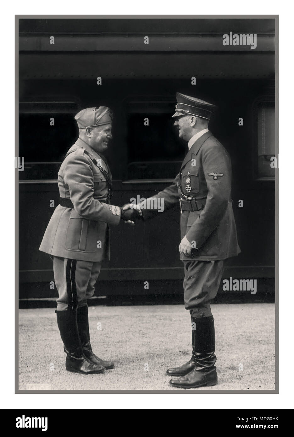 Benito Mussolini e Adolf Hitler incontro presso la stazione ferroviaria alla sede centrale tedesca nel mese di agosto 1941 Foto Stock