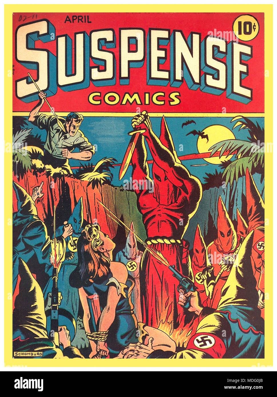 'SUSPENSE' nazista di fumetto americano Vintage fumetto coperchio anteriore 1940's infamous Nazi torture bondage comic book cover 1944 'Suspense' coperchio anteriore da Alex Schomburg. Incappucciati Swastika indossando torturatori vestito con forti echi di Klu Klux Klan membri Foto Stock