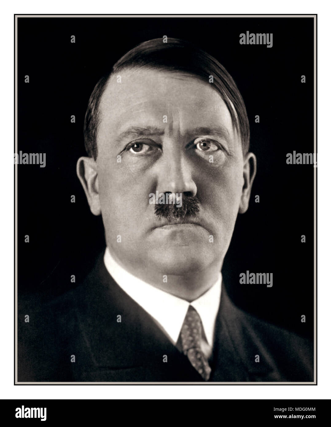 1920's ritratto formale di Adolf Hitler che colpisce una posa per il suo fotografo Heinrich Hoffmann. 1925. Dopo aver visto le fotografie, apparentemente Hitler ordinò Hoffmann per distruggere i negativi, ma ha disubbidito. Foto Stock