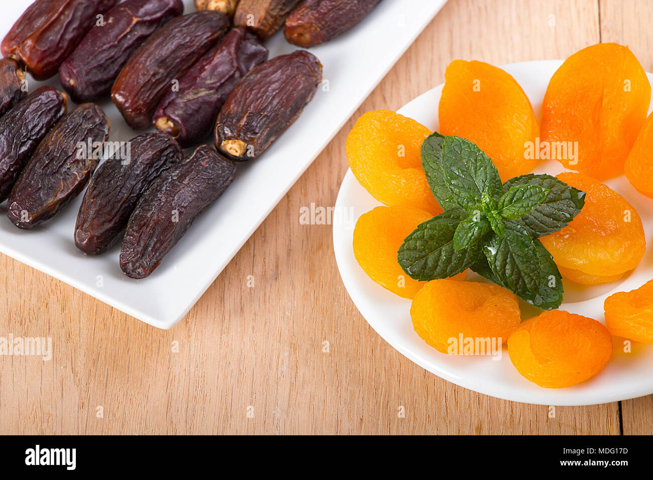 Datteri in una piastra bianca per iftar in Ramadan Foto Stock