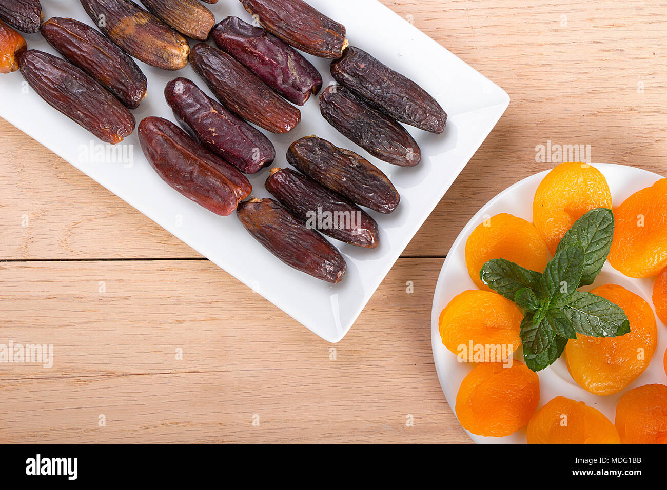 Datteri in una piastra bianca per iftar in Ramadan Foto Stock