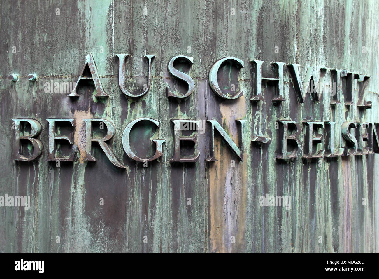 Vista molto emozionante in un grande memoriale situato fuori dal Memorial de la Shoah, il Museo dell'Olocausto situato a Parigi, Francia. Foto Stock
