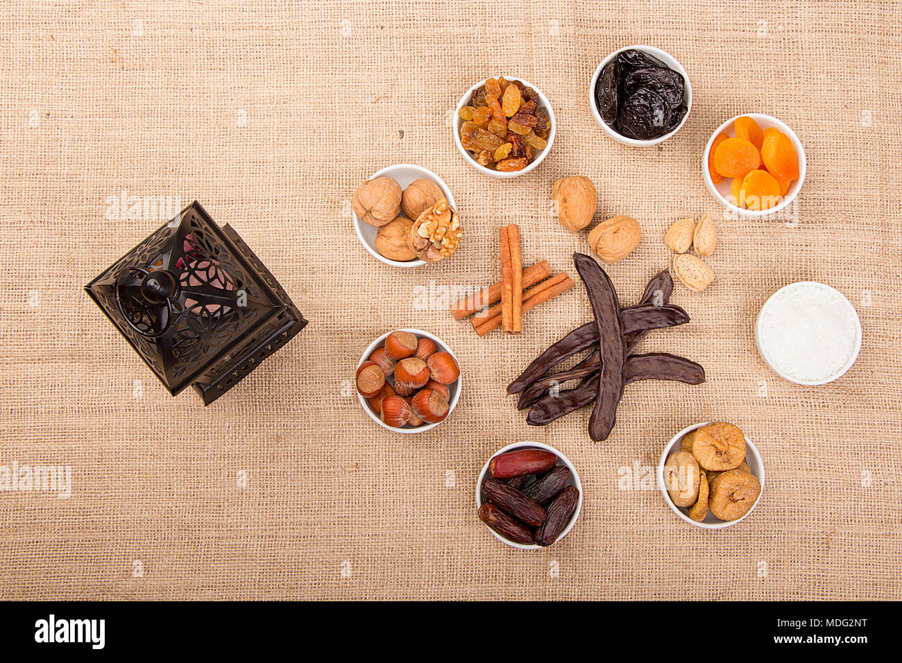 Mix di Ramadan dolci - frutta secca e noci (date, prugne, albicocche, uva passa, noci, nocciole, mandorle, noci di cocco, carruba e cannella) con Rama Foto Stock