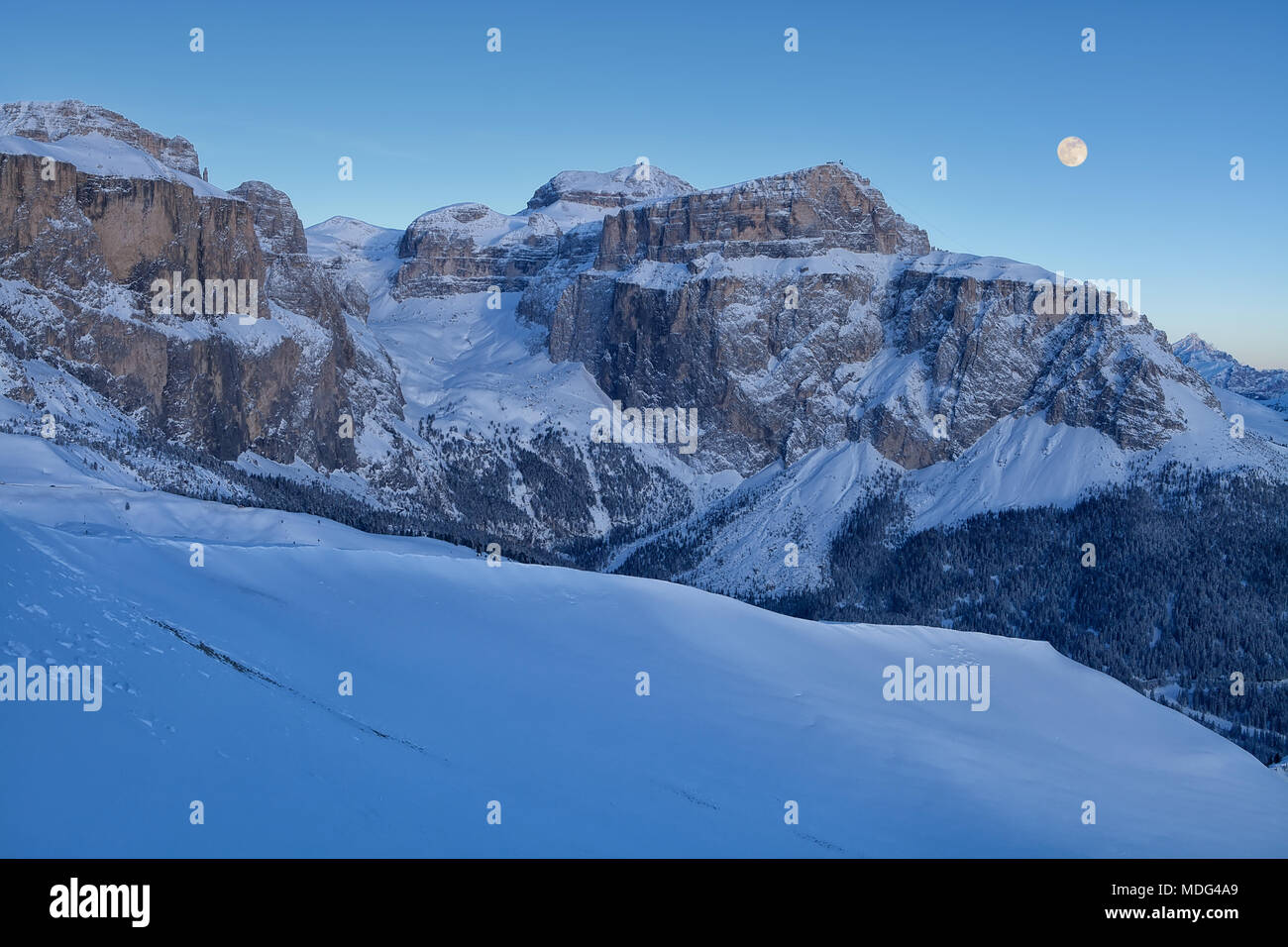 Vista panoramica della Val di Fassa ski resort in Italia, Dolomiti, Trentino-Alto-Adige, Italia Foto Stock