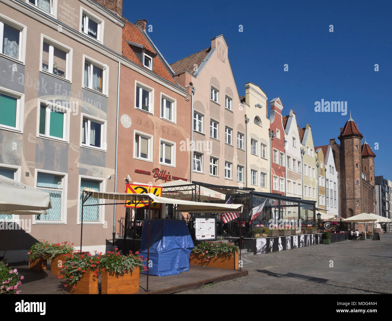 Vecchio edificio colorate facciate con ristoranti lungo la passeggiata del porto nella città principale, Glowne Miasto, Danzica Polonia Foto Stock